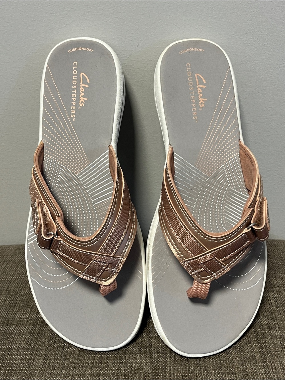 Clarks Women’s Rose Gold Metallic Cloudsteppers Thong Sandals 9M